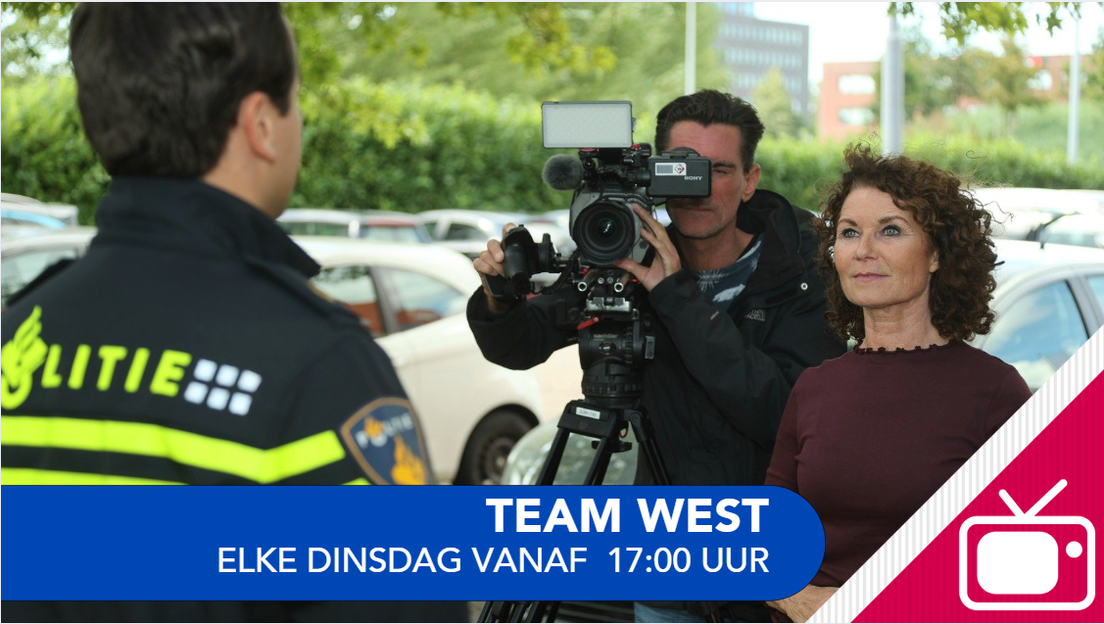 Kirsten kijkt in de camera; tekst: "Team West. Elke dinsdag vanaf 17:00 uur" met een tv-icoon.