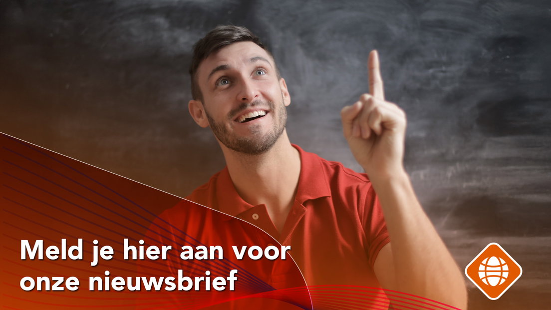 Meneer wijst met wijsvinger omhoog: "MELD JE HIER AAN VOOR DE NIEUWSBRIEF".