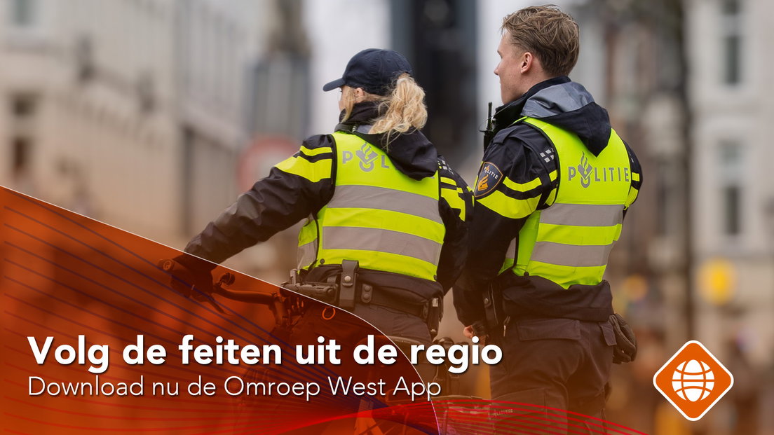 Politiemensen met de rug naar de camera gekeerd; tekst: "Volg de feiten uit de regio. Download nu de Omroep West App".